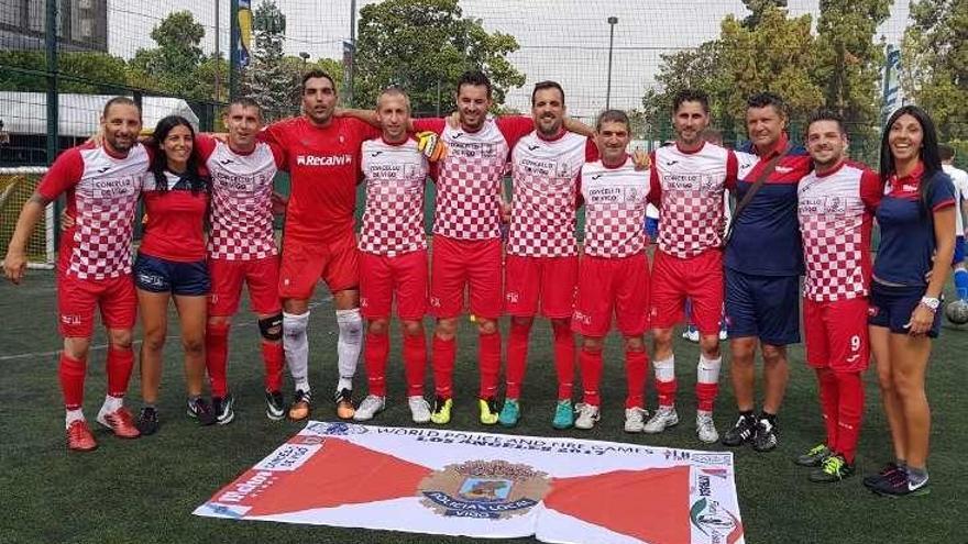 Integrantes del equipo vigués, tras ganar la medalla de bronce.