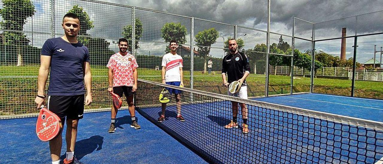 Diego Ismael Méndez, Luis Vega, Álvaro Mier y Diego Prieto disfrutan de su primer partido de pádel en el recinto deportivo municipal de Lugones (Siero).