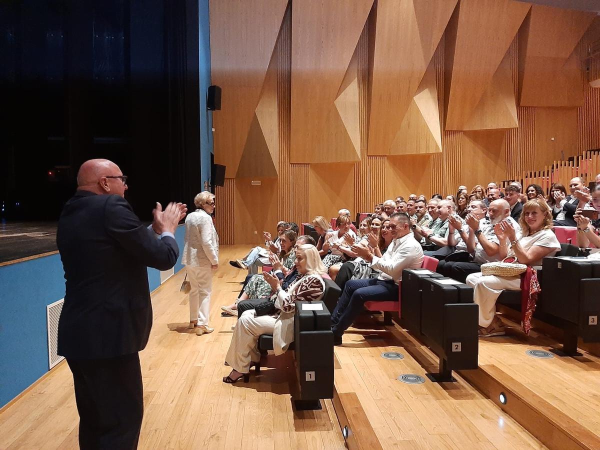 José Manuel García saluda emocionado a sus empleados y amigos en el acto de entrega de la Medalla de Oro