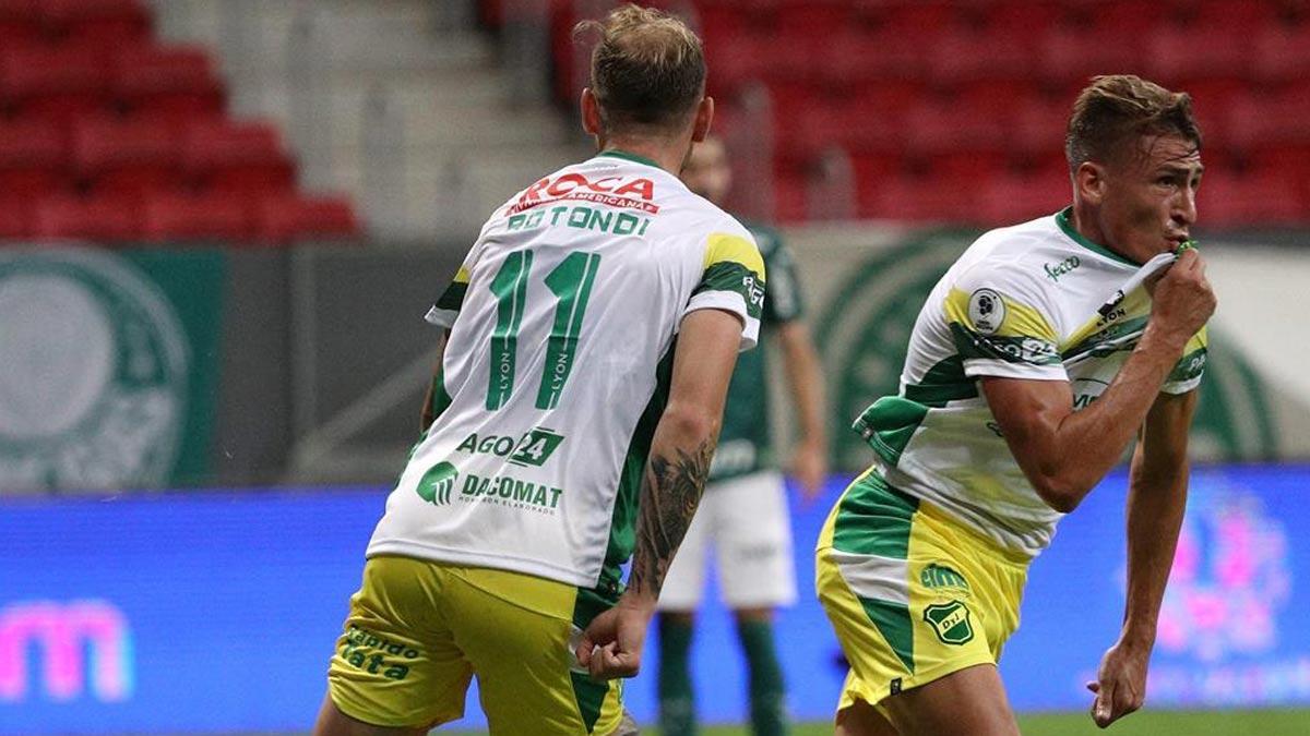 Jugadores de Defensa y Justicia celebran un gol.