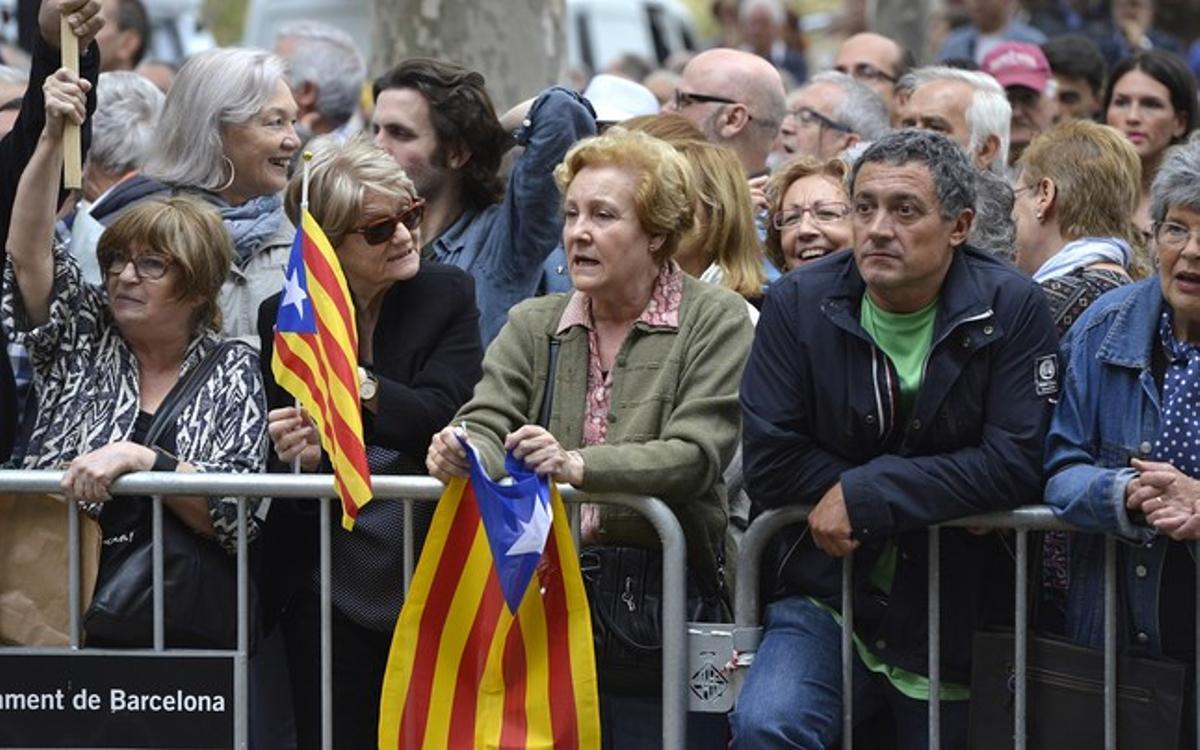 Entre los asistentes a la concentración en apoyo a Rigau, gente mayor y grupos de jubilados.