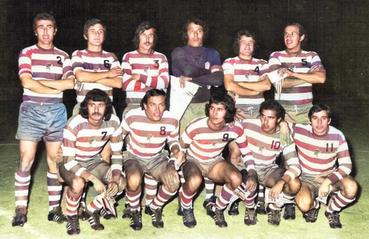 Pla, amb el dorsal 6, el segon de dalt, en un onze amb el Granada a Primera Divisió