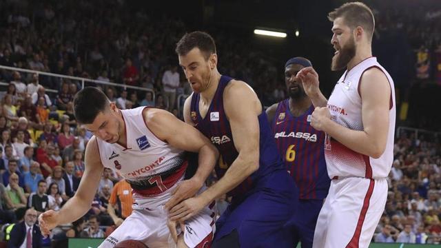 Víctor Claver, en el Palau junto a Jonathan Barreiro y Nemanja Radovic