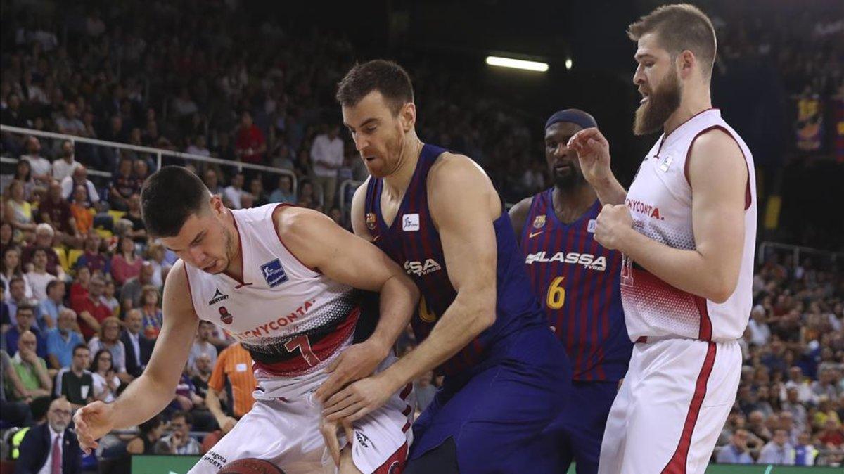 Víctor Claver, en el Palau junto a Jonathan Barreiro y Nemanja Radovic