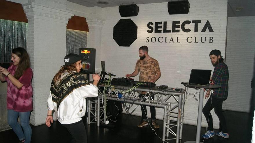 El Selecta Social Club de la calle Victorio, un templo de la música house y hits electrónicos.