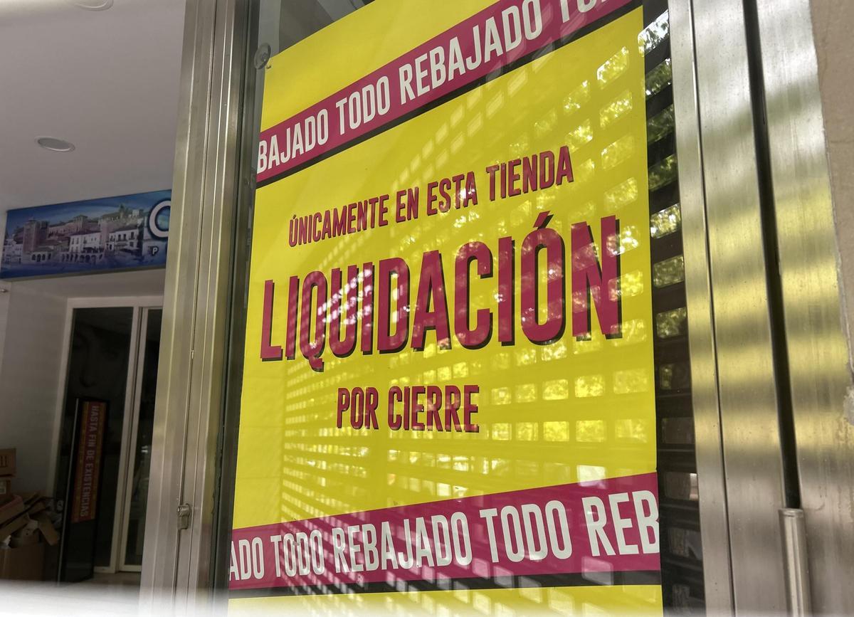 Cartel de liquidación por cierre en uno de los escaparates del establecimiento.
