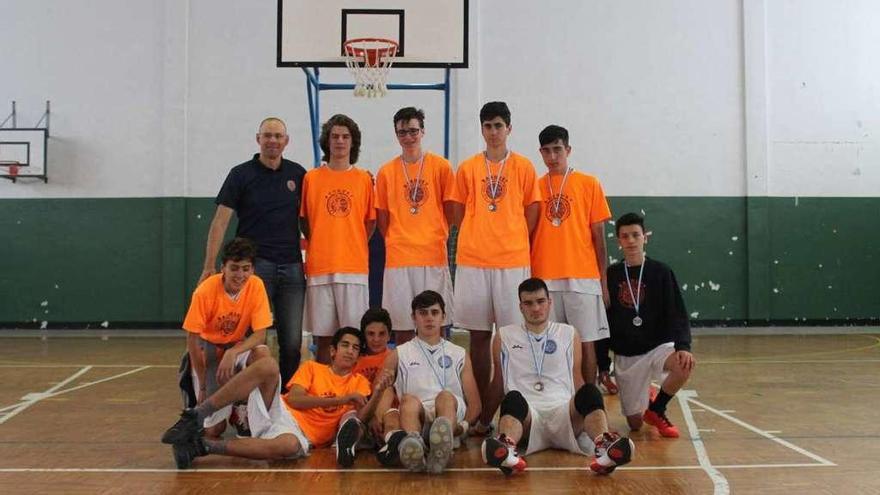 Equipo cadete del Defensores do Morrazo, junto a su entrenador.