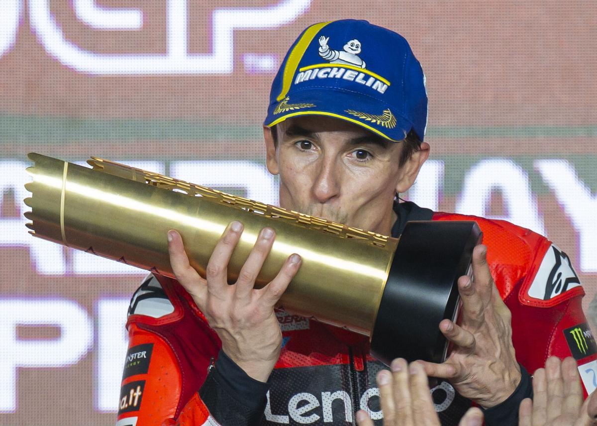 El español Marc Márquez (Ducati Desmosedici GP25), celebra ña victoria en el Gran Premio de Motociclismo de Qatar en el Circuito Internacional de Lusail.. EFE/NOUSHAD THEKKAYIL. gp qatar 2025. circuito internacional lusail