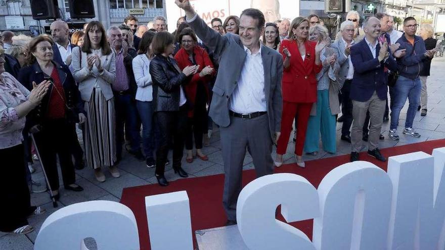 Abel Caballero, ayer, con sus compañeros de lista durante el cierre de campaña en la Farola de Urzáiz. // J. Lores