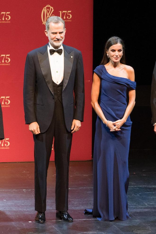 Los reyes, vestidos de gala en Liceo de Barcelona