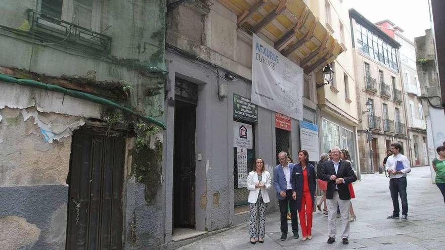 Ethel Vázquez, Jesús Vázquez, Marisol Díaz y José Cudeiro, ante los dos edificios a rehabilitar en Villar 3 y 5. // Iñaki Osorio