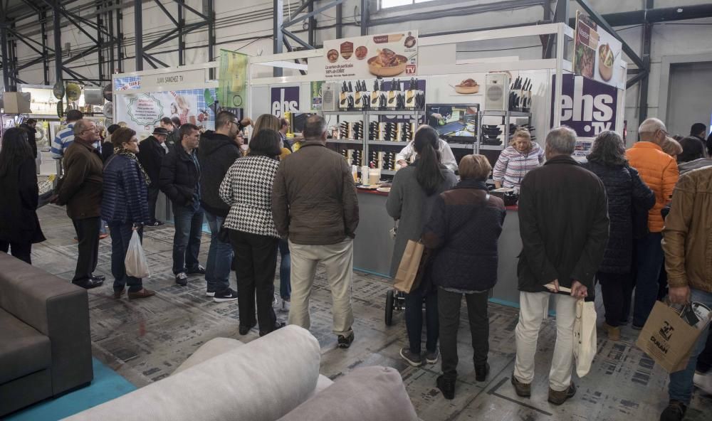 Cientos de visitantes descubren las novedades en el sector de los electrodomésticos, los muebles y la decoración en la primera Feria Hogar Factory de Vigo.