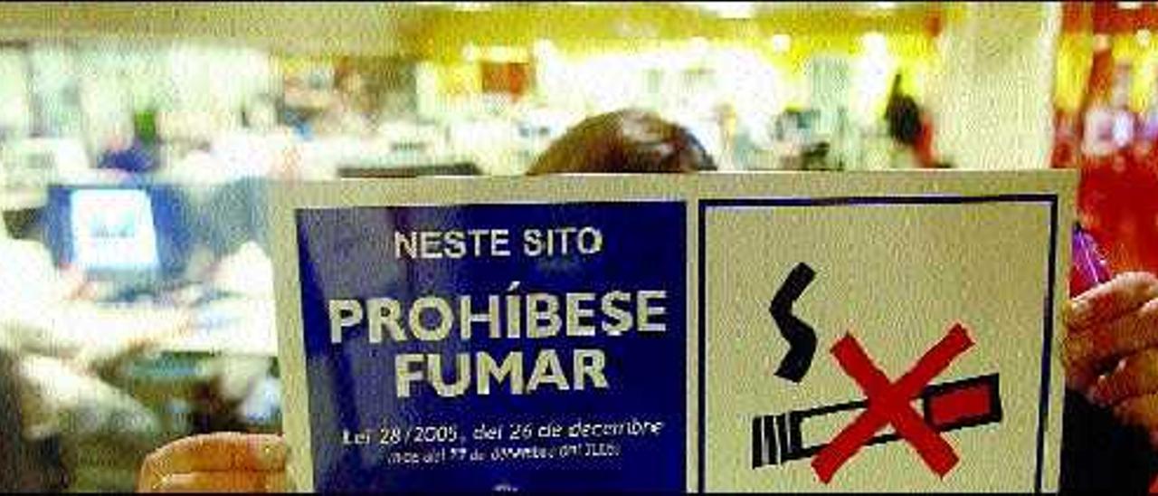 Cartel, en fala, anunciando la prohibición de fumar.