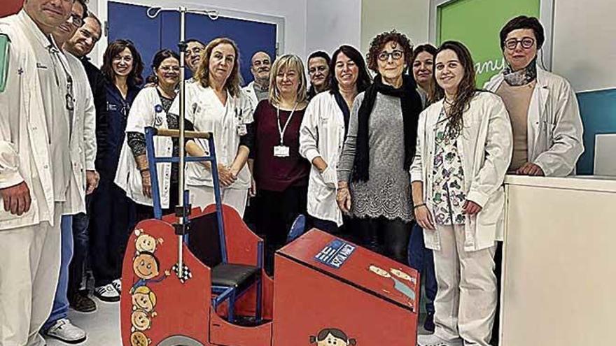 El equipo directivo, en la presentaciÃ³n del coche infantil.