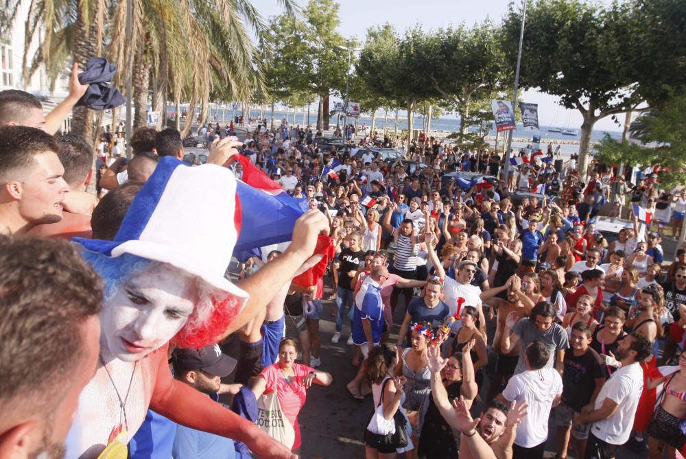 L''afició francesa a Roses celebra la victòria del seu equip al Mundial