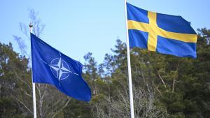 La bandera de Suecia ondea ya en las sedes de la OTAN como nuevo miembro.