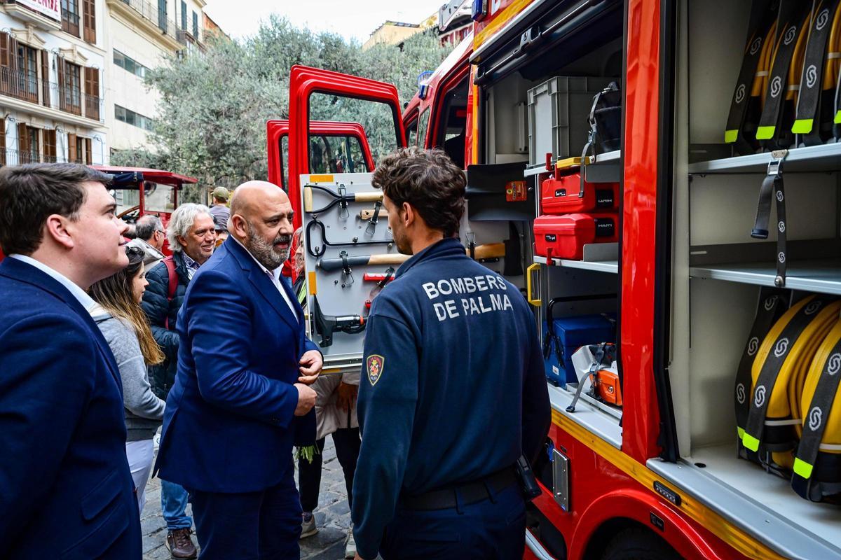 Presentan el primer vehículo de los Bomberos que circuló por Palma tras someterse a una restauración Presentan el primer vehículo de los Bomberos que circuló por Palma tras someterse a una restauración