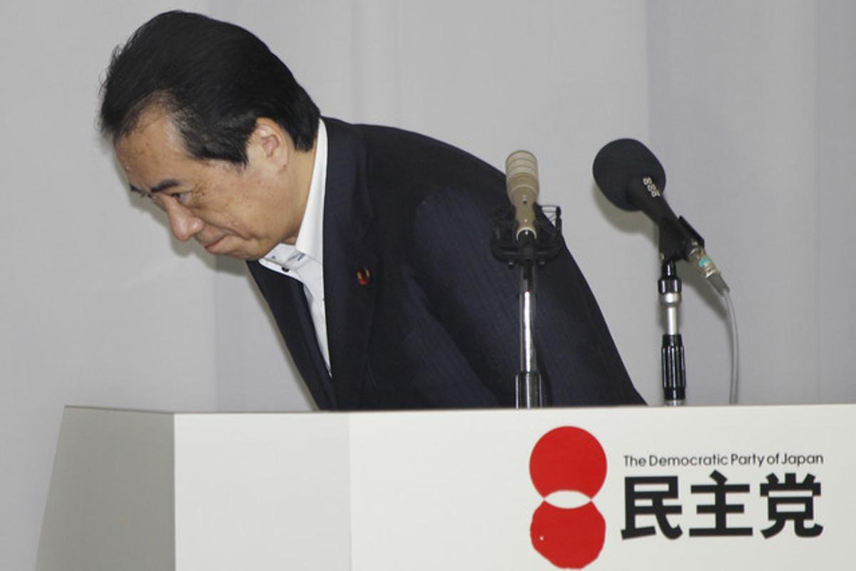 El primer ministre del Japó, Naoto Kan, saluda després del seu discurs de renúncia davant el Partit Democràtic, divendres, a Tòquio. El primer ministre del Japó, Naoto Kan, saluda després del seu discurs de renúncia davant el Partit Democràtic, divendres, a Tòquio.