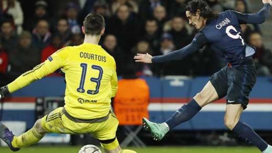 Cavani supera a Courtois en el gol del triunfo.