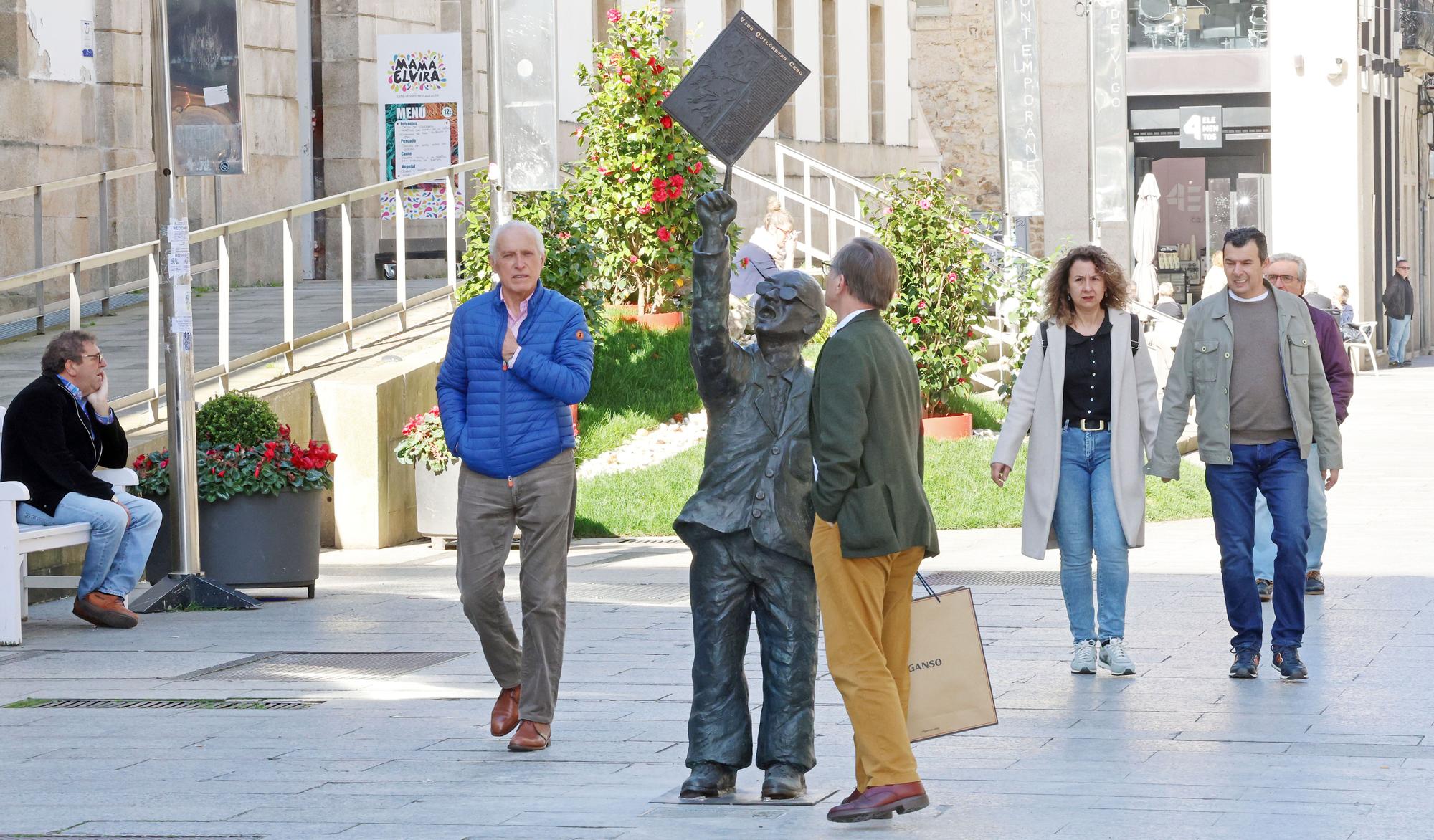 La estatua de Manuel Castro vuelve a Príncipe con nuevos refuerzos