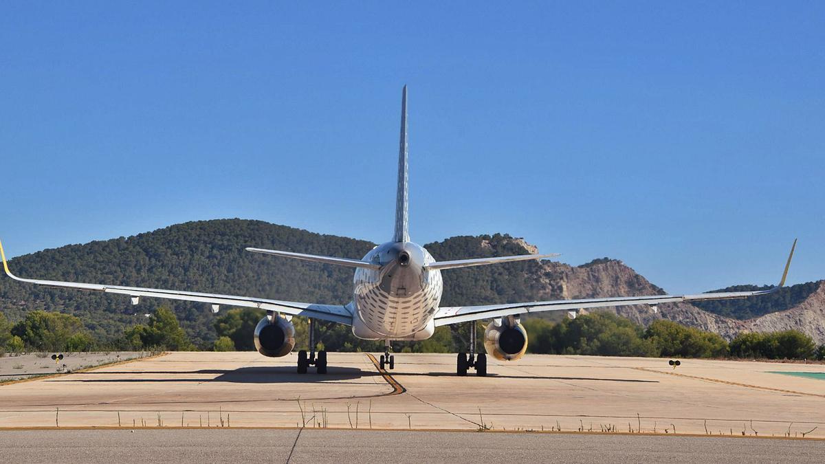 Un avión se dispone a entrar en la pista del aeropuerto de Eivissa para iniciar el despegue. | CÉSAR NAVARRO