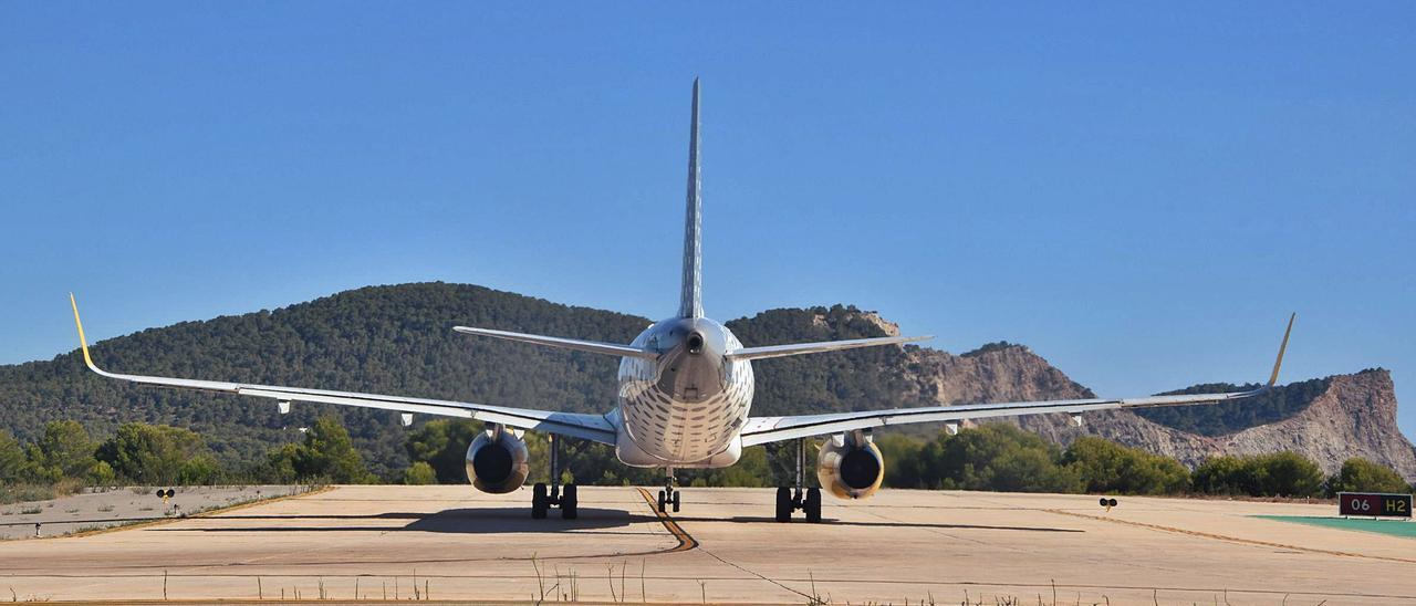 Un avión se dispone a entrar en la pista del aeropuerto de Ibiza para iniciar el despegue.