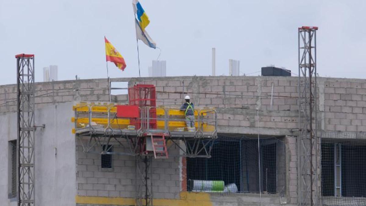 Un trabajador de la construcción en plena faena.