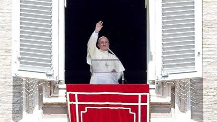 El Papa saluda desde el balcón de su residencia