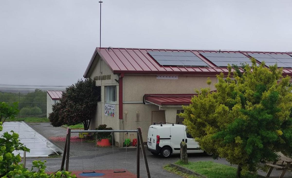 Un vehículo, este sábado, aparcado dentro del patio del CEIP. | FDV