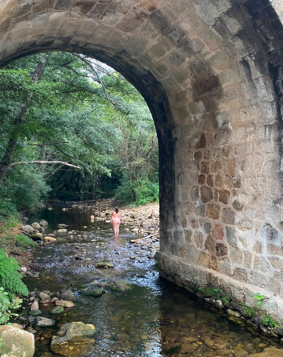 La artista cacereña Shabella Rouse durante sus vacaciones de verano.