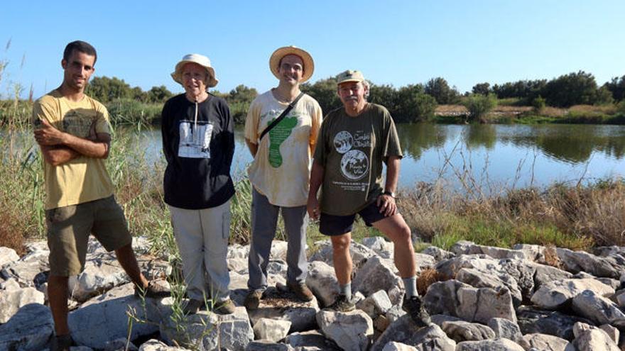 Miguel Ángel Barba (dcha.) con voluntarios de Almijara en 2016, en la plantación de una pantalla vegetal en la Desembocadura del Guadalhorce.