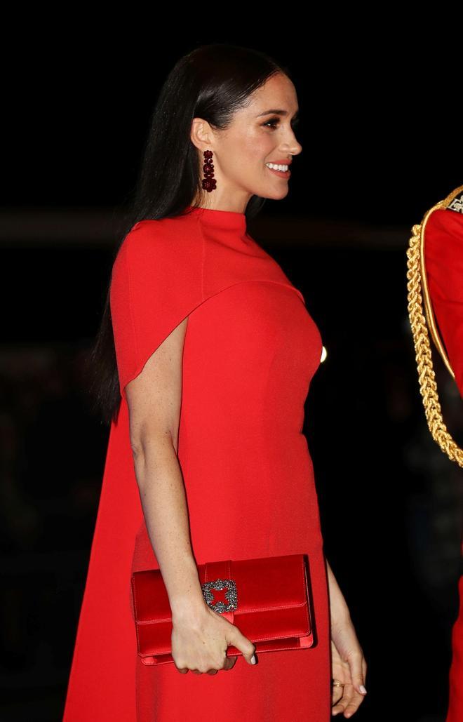 Meghan Markle, imponente con vestido y complementos en color rojo