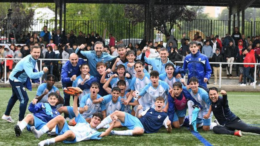 Jugadores y cuerpo técnico de la selección gallega sub 16 festejan su clasificación. |  // FUTGAL