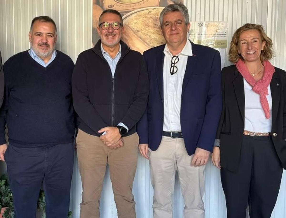 El president d’Empresariat Cerdanya, Joan Manel Casanovas, i la vicepresidenta, Mireia Vila, amb Miquel Samper conseller d'Empresa i Treball