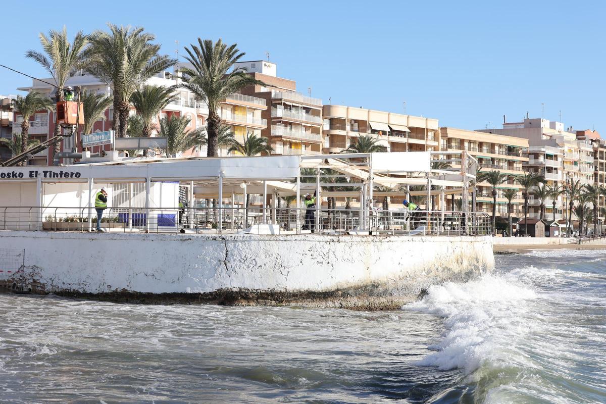 Trabajos de desmontaje y demolición del Kiosco El Tintero en la playa del Cura de Torrevieja por parte del servicio provincial de Costas