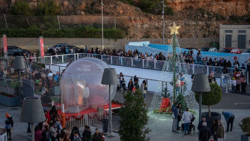 Un año más se ha instalado la pista de hielo sintético. |