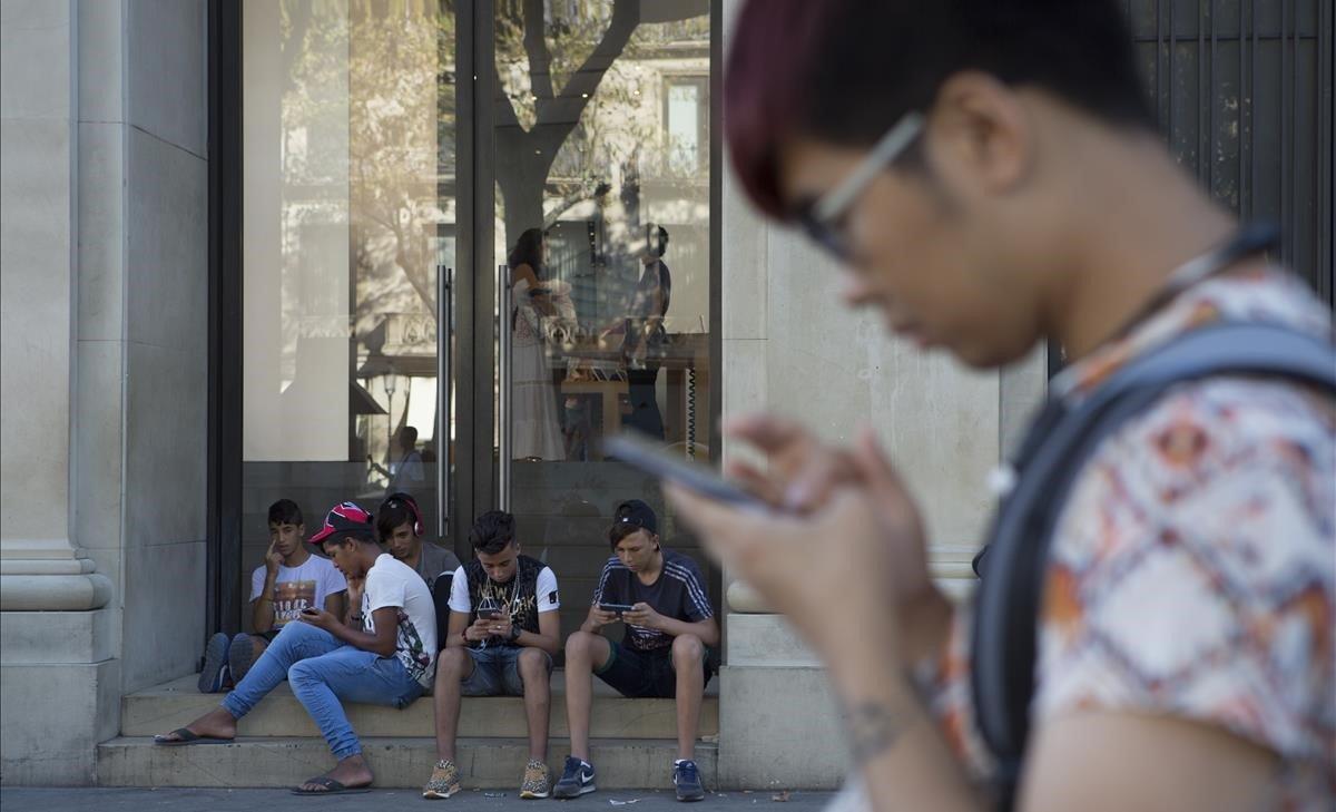 zentauroepp35082096 barcelona 12 08 2016 gente hablando por movil fotografia alb181214233831