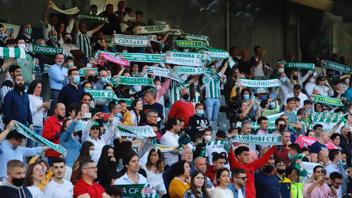 Aficionados del Córdoba CF en El Arcángel en el partido contra el Villanovense.