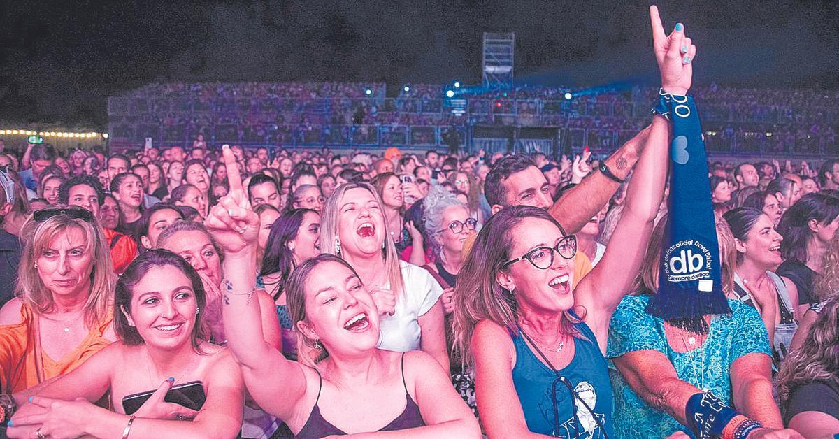 Asistentes a la actuación del cantante almeriense.