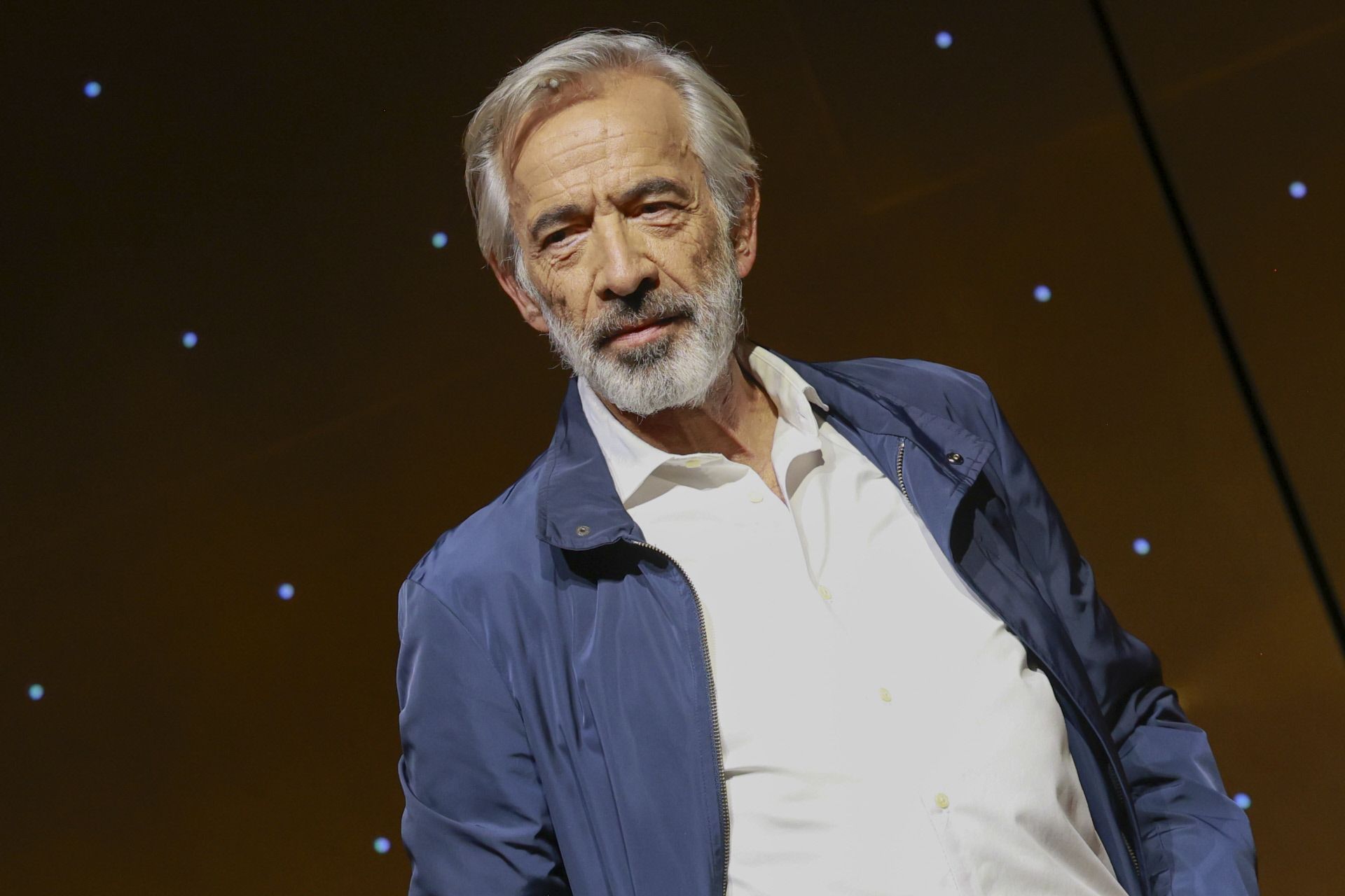 Imanol Arias pasa de nuevo por el altar a sus 69 años