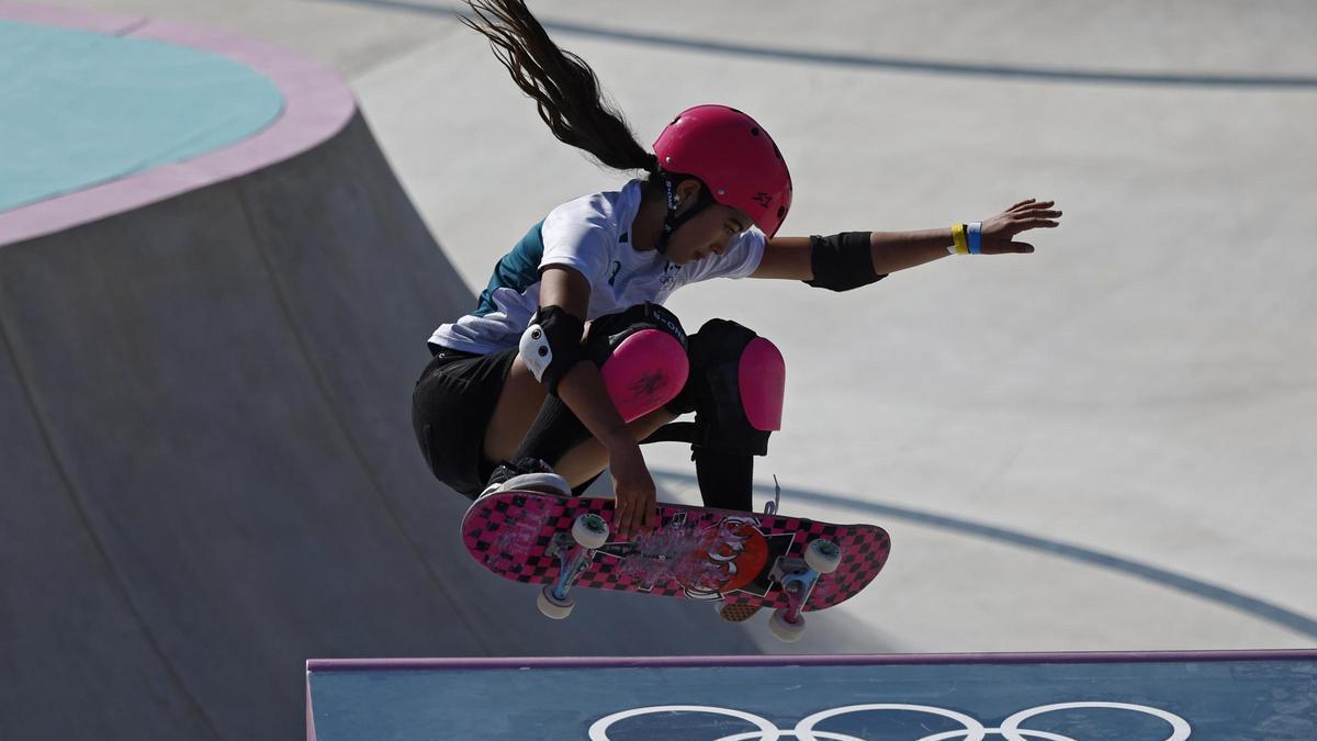 El salt d'una patinadora a les Olimpíades de París del 2024