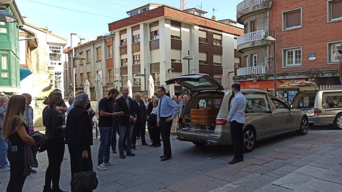 Familiares y amigos del fallecido reciben el féretro ante la iglesia de Grado. | S. Arias