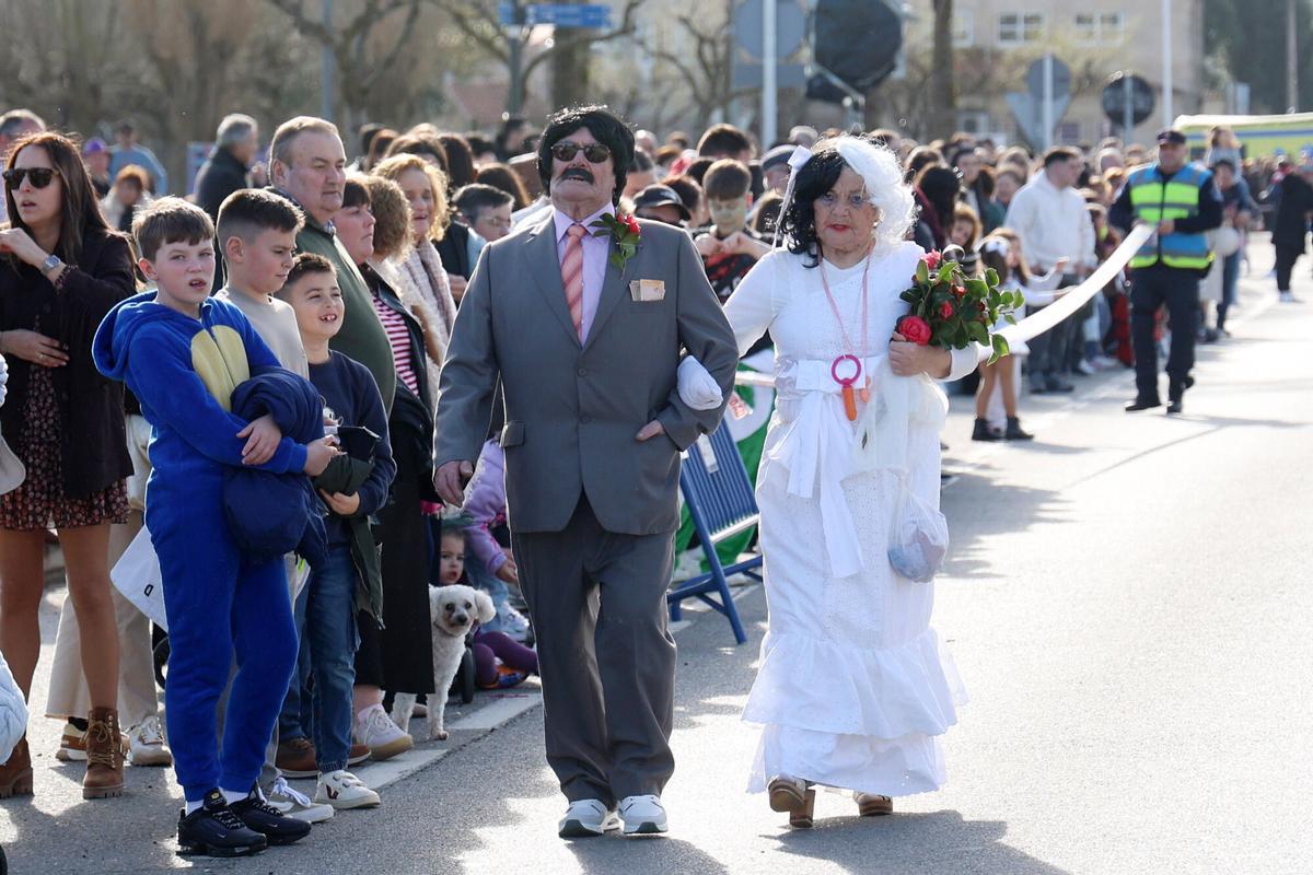 Sanxenxo se llenó de color y diversión con el tradicional desfile de carnaval de adultos y niños
