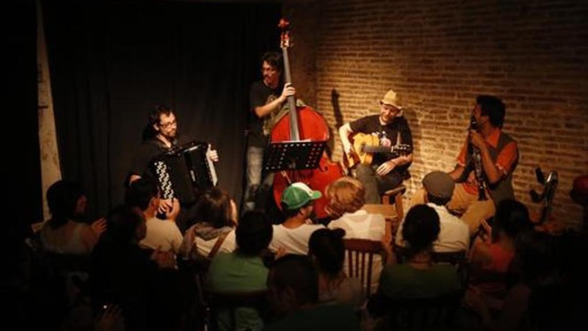 Música en directo en La Virgen, local pendiente de una orden de precinto, hace unos días.