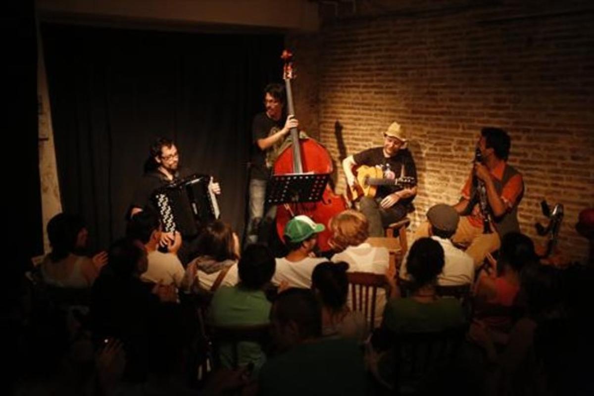 Música en directe aLa Virgen, local pendent d’una ordre de precintament, fauns dies.