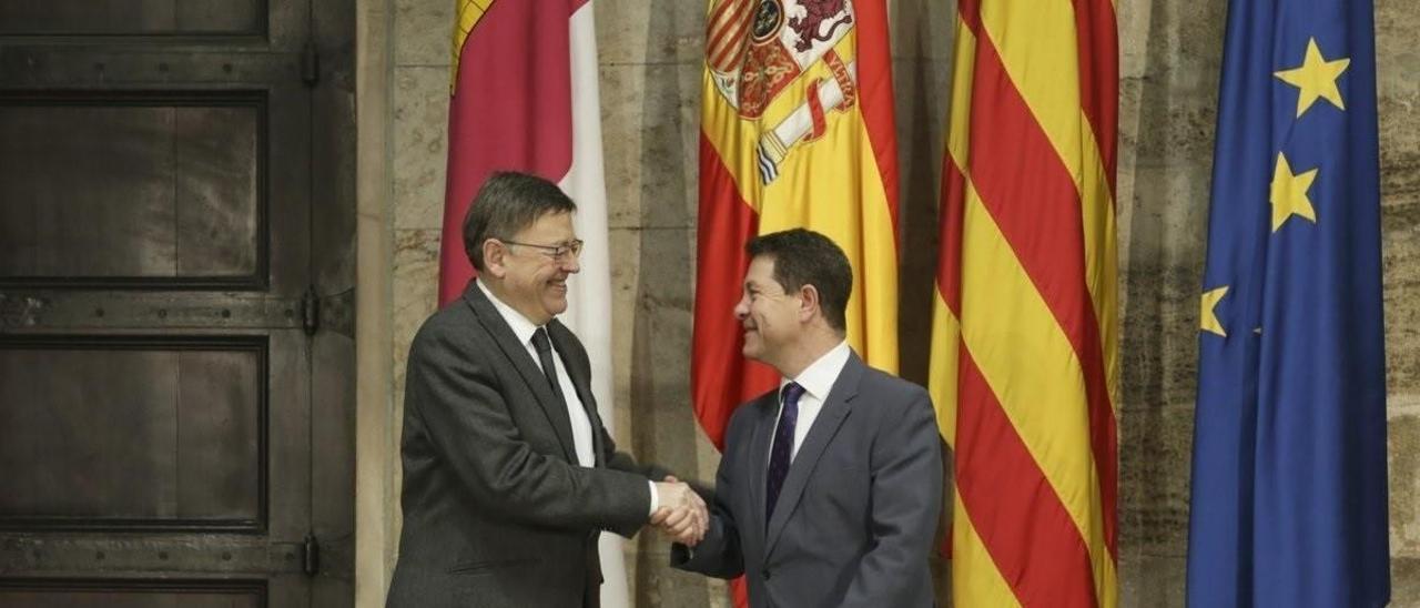 Ximo Puig saluda García-Page en un encuentro en València en una imagen de archivo