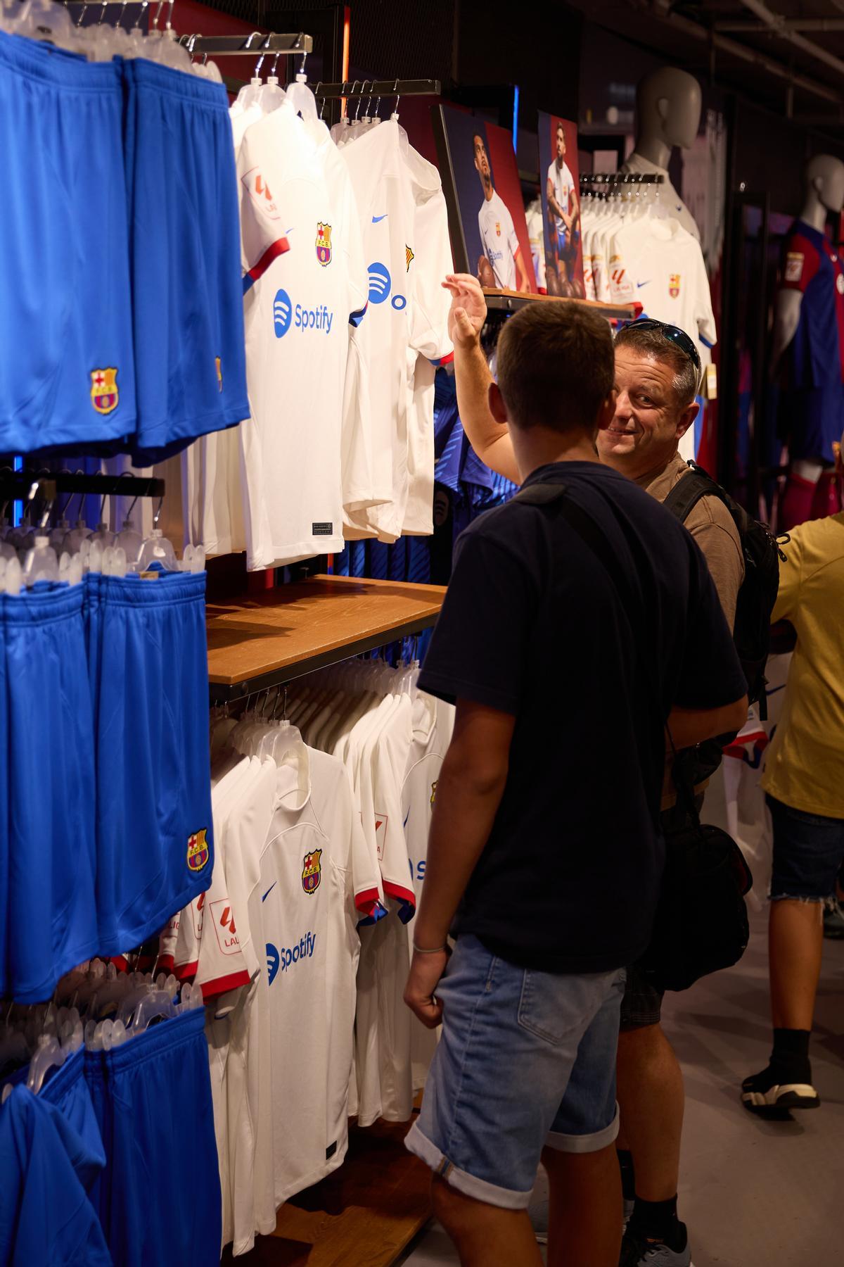Marcas de ropa deportiva sondean al Barça