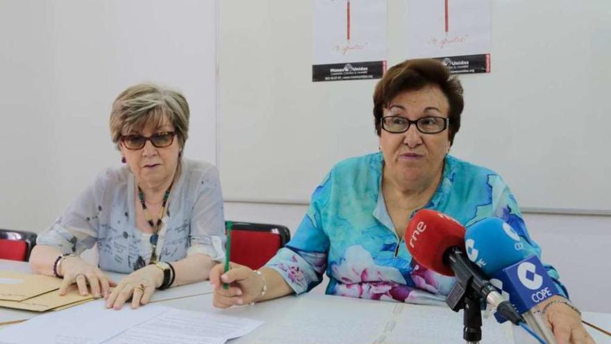 La voluntaria María del Tránsito Calvo y la delegada de Zamora, Pilar Gutiérrez.