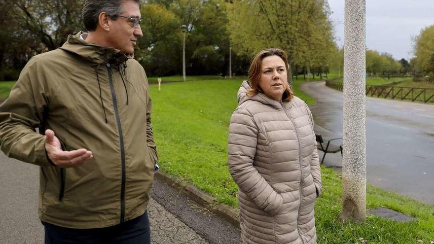 Ignacio Prendes y María José Cristóbal caminan por el parque de Moreda, compartiendo conversación.