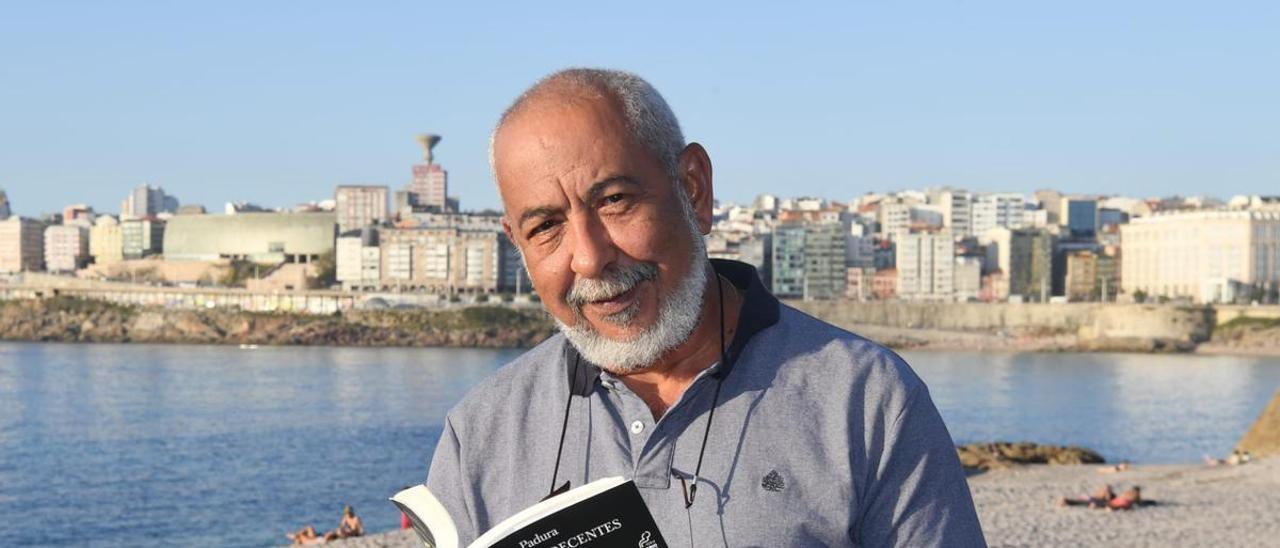 Leonardo Padura posa con su libro en Riazor, ayer.